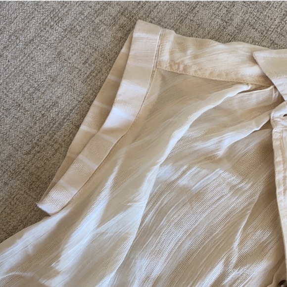 🪞 light chambray short sleeve button up blouse - Picture 7 of 8